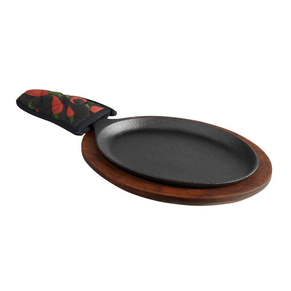 Valor 9 1/4" x 7" Oval Pre-Seasoned Cast Iron Fajita Skillet with Rustic Chestnut Finish Rubberwood Underliner and Chili Pepper Cotton Handle Cover